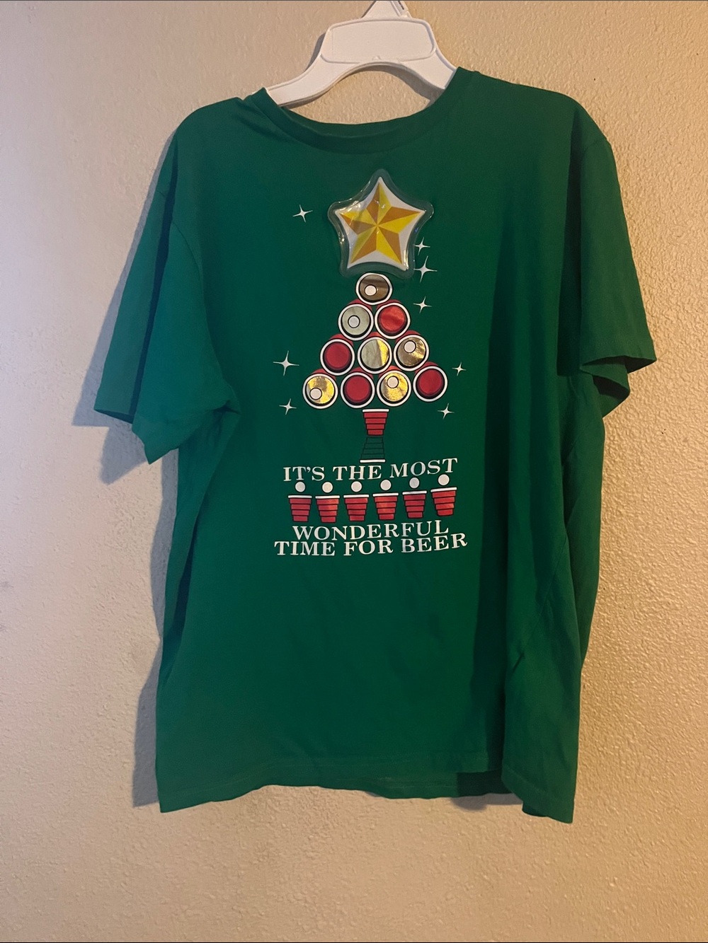 Men’s Medium Green Holiday Beer Graphic Tee with light up star